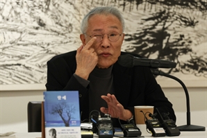 황석영 "한쪽 눈으로 버텨도…죽을 때까지 쓰고 싶다"