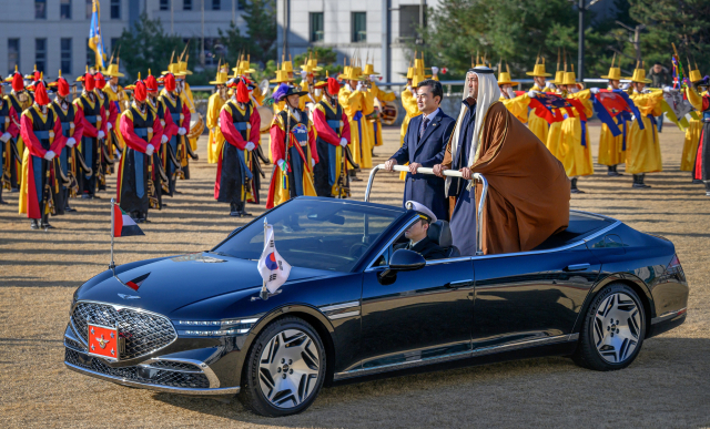 안규백(왼쪽) 국방부 장관과 모하메드 빈 무바라크 알 마즈루이 아랍에미리트(UAE) 국방특임장관이 9일 서울 용산구 국방부에서 열린 환영 의장 행사에서 차량 사열을 하고 있다. 국방부