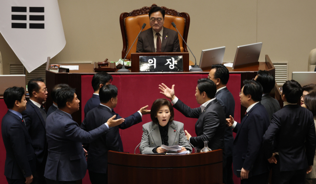 9일 국회 본회의에서 나경원(앞줄 가운데) 국민의힘 의원이 ‘가맹사업거래의 공정화에 관한 법률 일부개정법률안’에 대해 필리버스터(무제한 토론)를 하는 가운데 여야 의원들이 발언대에서 목소리를 높이며 신경전을 이어가고 있다. 연합뉴스