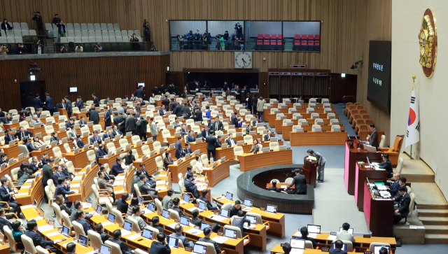9일 국회 본회의에서 나경원 국민의힘 의원이 ‘가맹사업거래의 공정화에 관한 법률 일부개정법률안’에 대해 필리버스터(무제한 토론)를 하는 가운데 더불어민주당 일부 의원이 본회의장을 퇴장하고 있다. 연합뉴스