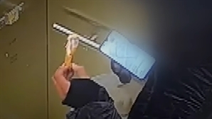 "사장님, 닭다리가 왜 하나예요?"…손님 치킨 몰래 빼먹다 CCTV에 딱 걸린 배달원