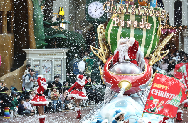 9일 서울 송파구 롯데월드 어드벤처에서 겨울 시즌을 맞아 해피 크리스마스 퍼레이드가 펼쳐지고 있다. 연합뉴스