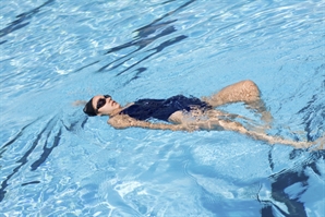 "이렇게까지 한다고? 이건 중독이다"…수영장서 배영하면서도 스마트폰에 '푹'