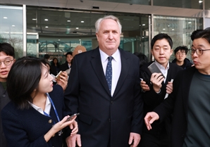 [속보] 국민의힘 인요한, 의원직 사퇴 표명…"정치, 흑백·진영 논리 벗어나야"