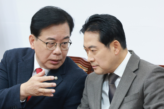 장동혁 국민의힘 대표(오른쪽)와 송언석 원내대표가 4일 국회에서 열린 최고위원회의에서 대화하고 있다. 연합뉴스