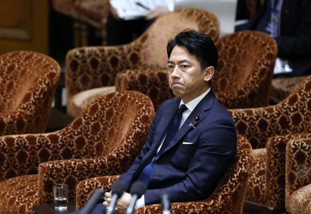 고이즈미 신지로 일본 방위상이 9일 일본 도쿄 국회에서 열린 중의원 예산위원회 회의에 참석하고 있다. 고이즈미 방위상은 이날 중국 군용기가 일본 자위대 항공기에 레이더를 조사한 사건에 대한 질문을 받고 ‘중국측으로부터 훈련 통보가 없었다’는 취지의 답변을 했다. /EPA연합뉴스