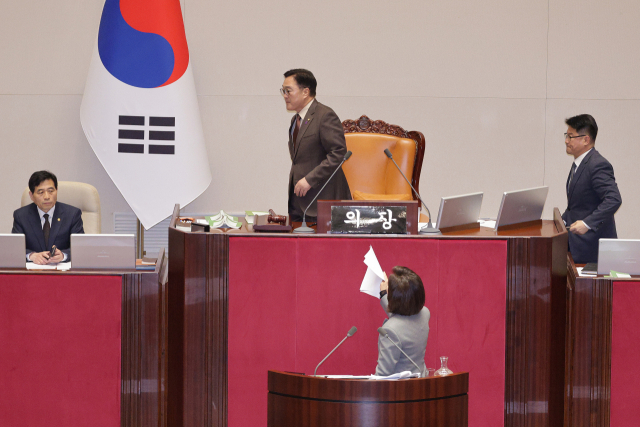 나경원 국민의힘 의원이 지난 9일 서울 여의도 국회에서 열린 본회의에서 필리버스터(무제한 토론)을 하는 도중 우원식 의장이 정회를 선포하자 항의하고 있다. 뉴스1