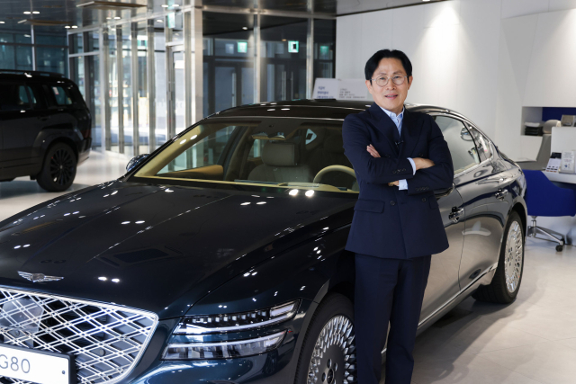 누적 판매 8000대를 달성한 최진성 현대차 서대문중앙지점 영업이사가 제네시스 G80과 함께 기념 촬영을 하고 있다. 사진 제공=현대차