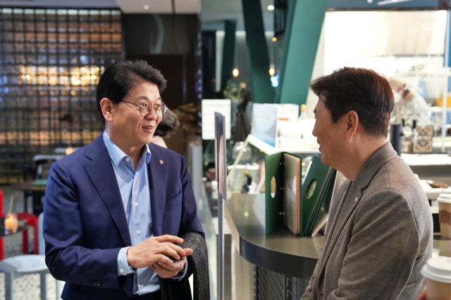 차우철(왼쪽) 롯데마트·슈퍼 대표이사가 이달 9일 서울 롯데마트 제타플렉스 잠실점 내 보틀벙커 비스트로에서 열린 ‘2026 롯데마트&롯데슈퍼 파트너스 데이’에서 관계자와 대화하고 있다. 사진 제공=롯데마트