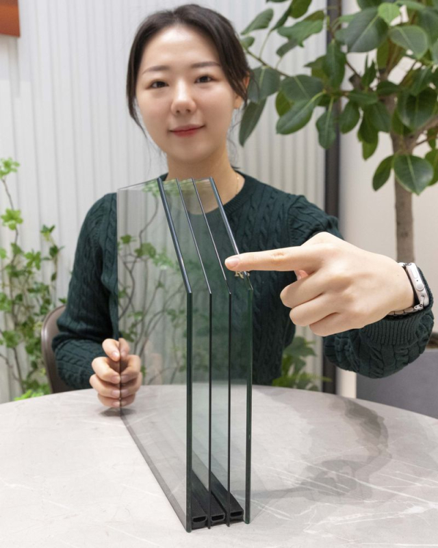 KCC글라스 직원이 경량다복층유리 시스템을 소개하고 있다. 사진제공=KCC글라스