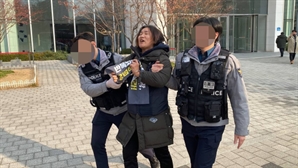 경찰, 쿠팡 본사 진입 시도한 노동자 등 4명 체포