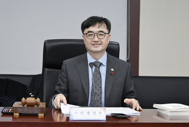 임기근 기획재정부 차관이 12월 10일 서울 종로구 한국무역보험공사에서 열린 '공공기관운영위원회'에서 모두발언을 하고 있다. 사진 제공=기재부