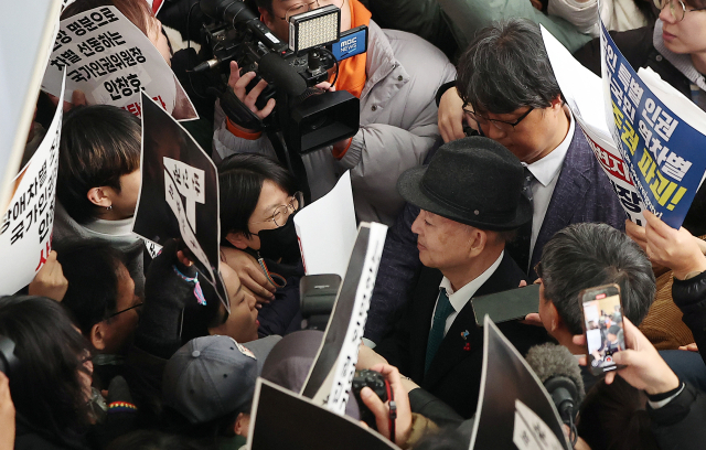 '인권의날' 기념식장 막힌 인권위원장…찬반 충돌 속 발길 돌려
