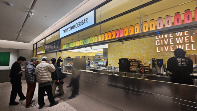 10일 서울 강남구 청담동에 문을 연 '하우스오브신세계 청담'에서 몸에 좋은 스무디가 판매되고 있다. 김지영 기자