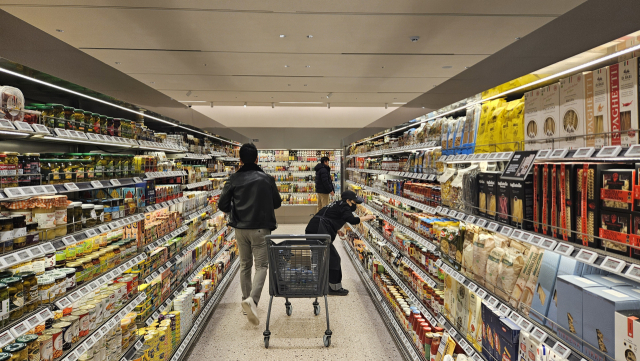 10일 서울 강남구 청담동에 문을 연 '하우스오브신세계 청담'에서 엄선된 웰니스 제품이 진열돼 있다. 김지영 기자
