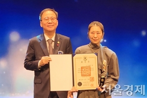 ‘옥관문화훈장’ 매기 강 “케데헌은 한국에 대한 제 사랑의 표현”(종합)