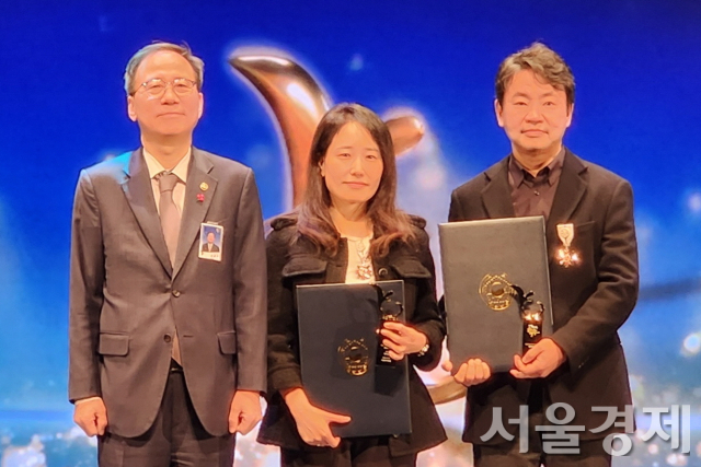 박지은(가운데) 작가와 김원석(오른쪽) 감독이 10일 문화포장을 수상한 후 김영수 문체부 차관과 기념촬영하고 있다. 최수문기자