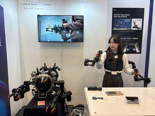10일 서울 강남구 코엑스에서 열린 ‘컴업 2025’의 칼만 부스에서 휴머노이드 다이버 로봇 ‘롭스터 3’이 사람의 움직임을 따라 작동하고 있다. 사진=김예솔 기자