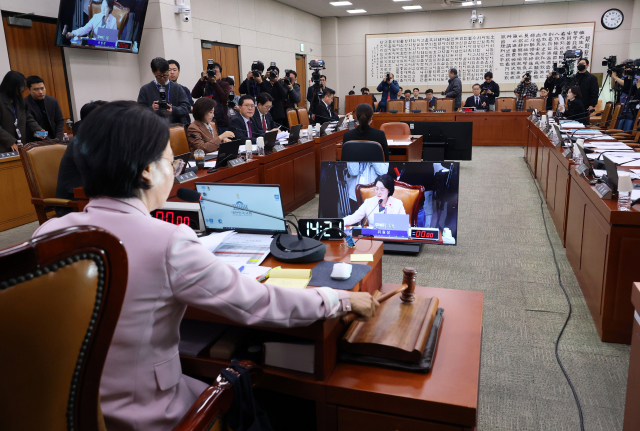 10일 국회에서 열린 법제사법위원회 전체회의에서 추미애 위원장이 의사봉을 두드리고 있다. 연합뉴스