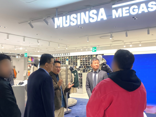 조만호(가운데) 무신사 대표가 정몽규(오른쪽) HDC 회장, 김대수 HDC 아이파크몰 대표와 함께 10일 무신사 메가스토어 용산 매장을 둘러보고 있다. 김남명 기자