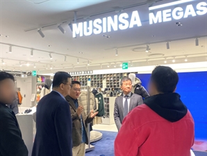 '무신사 용산'서 만난 정몽규·조만호