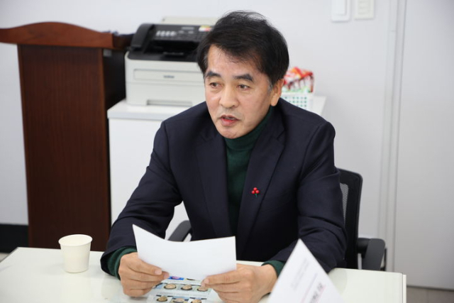 최재형 충북 보은군수가 10일 기자 간담회를 열고 군민에게 1인당 60만 원의 민생회복지원금 지급 계획을 밝히고 있다. 연합뉴스