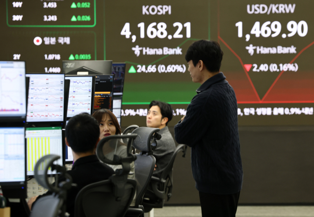 코스피가 소폭 상승 출발한 10일 서울 하나은행 본점 딜링룸에서 딜러들이 업무를 보고 있다. 연합뉴스