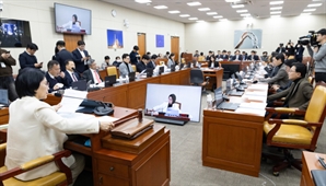 '가짜뉴스 최대 5배 손배' 허위조작정보근절법…與 주도 과방위 의결