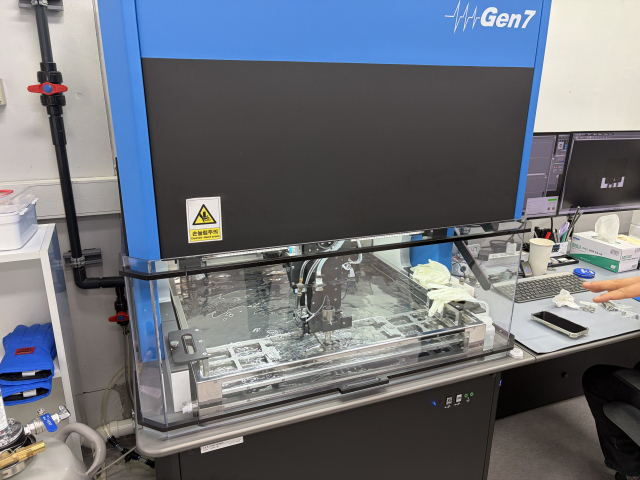 경기도 성남 KETI 신뢰성연구센터에서 최신 검사 장비가 우주 부품을 검사하고 있다. 사진제공=KETI