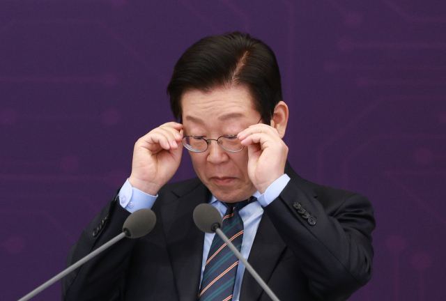 이재명 대통령이 10일 용산 대통령실에서 열린 AI 시대의 K-반도체 비전과 육성전략 보고회에서 안경을 고쳐 쓰고 있다. 연합뉴스