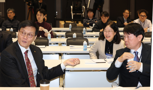 9일 서울 중구 한국은행에서 ‘잠재성장률 제고를 위한 금융의 역할’을 주제로 열린 한은·한국금융학회 공동 정책 심포지엄에서 이창용(왼쪽) 한국은행 총재, 신관호(오른쪽) 한국금융학회 회장이 참석해 있다. 연합뉴스