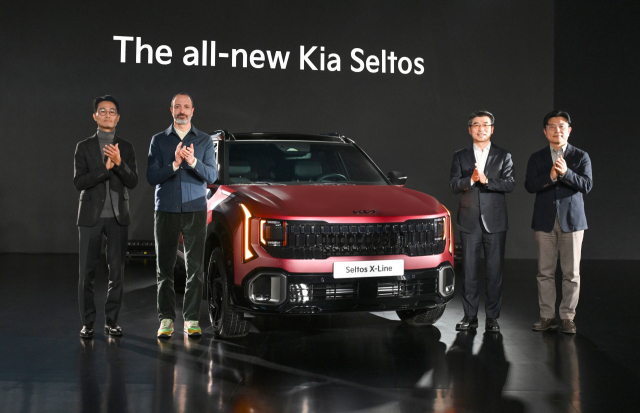 9일 열린 ‘디 올 뉴 셀토스’ 출시 온라인 미디어 컨퍼런스에서 류창승(오른쪽부터) 기아 고객경험본부장 전무, 송호성 기아 사장, 카림 하비브 기아글로벌디자인담당 부사장, 서하준 기아 국내상품실장 상무가 신형 셀토스 양 옆에 서서 박수를 치고 있다. 디 올 뉴 셀토스는 2019년 출시된 1세대 모델 이후 6년 만에 선보이는 2세대 모델로 기아의 대표 소형 스포츠유틸리티차량(SUV)이다. 1.6 하이브리드와 1.6 터보 가솔린 2개 파워트레인으로 운영된다. 1.6터보 가솔린 모델은 최고 출력 193마력, 최대 토크 27kgf·m의 주행 성능을 갖췄다. 내년 1분기 국내를 시작으로 북미, 유럽 등 세계 시장에 순차적으로 출시한다. 출시 가격은 현재까지 공개되지 않았다. 사진제공=기아