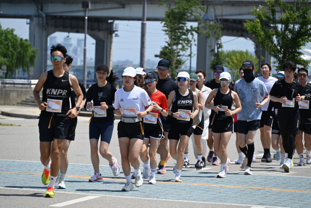 기사와 무관한 사진. 서울 서초구 예빛섬 광장에서 열린 서울 동작·혜화·서초·방배경찰서 주최 '당신을 위한 폴리스라인 캠페인과 함께하는 현충일 6.6km 기부 러닝 행사'에서 참가자들이 뛰고 있다. 혜화경찰서 제공