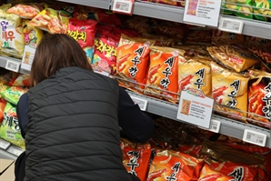 "와사비 맛도 나오자마자 대박났다"…'국민 간식' 왕좌 차지한 과자는 바로