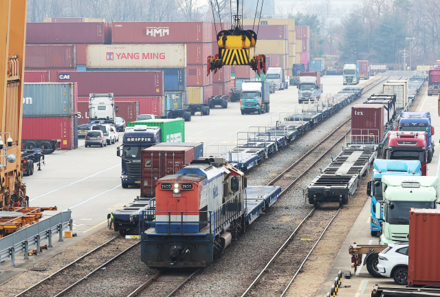 민주노총 공공운수노조 전국철도노동조합이 예고한 총파업을 하루 앞둔 10일 경기도 의왕시 내륙컨테이너기지(ICD)에서 화물열차가 이동하고 있다. 연합뉴스