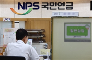 "국민연금 덜 받아도 어쩔 수 없어"…손해 보더라도 당겨 받는 사람 많아지더니 결국
