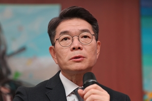 '李 칭찬' 정원오 "출마 시점 고민"…박주민, 광화문 광장서 출마식