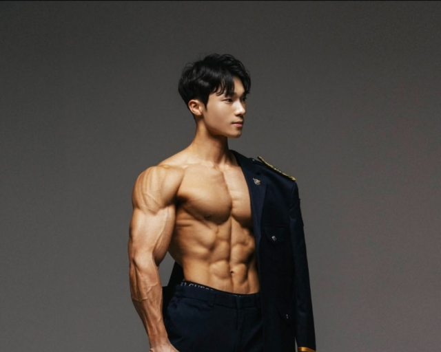 "새벽 4시 유산소, 퇴근 후엔 웨이트"…제복 벗은 경찰들, '몸짱 달력' 나왔다