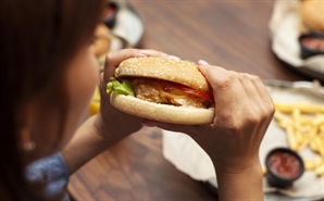 "어? 맨날 먹던 그 햄버거가 아니네?"…양상추 대신 들어간 '양배추' 왜?