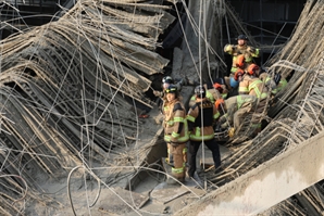 광주대표도서관 구조물 붕괴로 4명 매몰…1명 사망